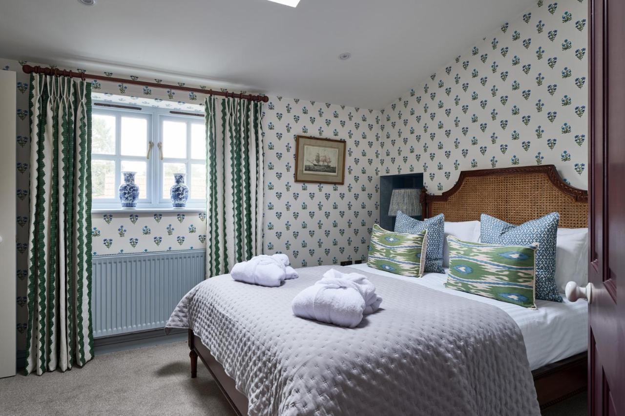 Townhouse Suites- Abbey Row Malmesbury Exterior foto